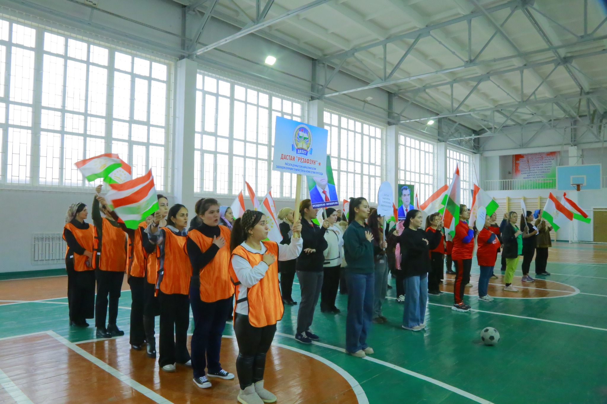 МУСОБИҚАИ ФУТБОЛ МИЁНИ БОНУВОНИ ДОНИШГОҲ