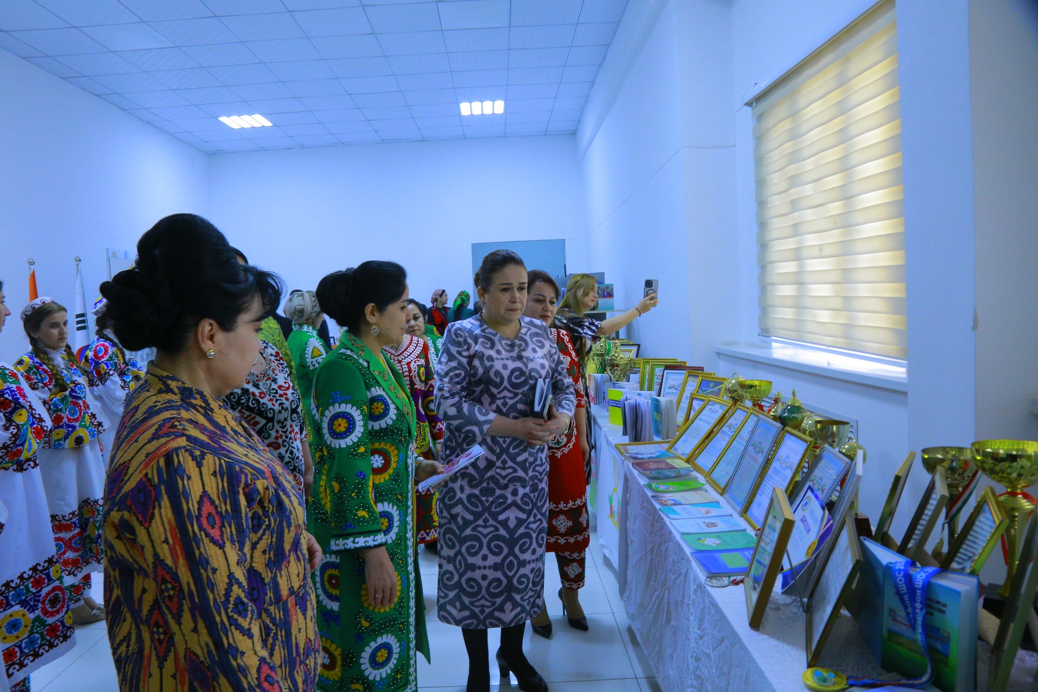 ТАҶЛИЛИ БОШУКУҲИ ИДИ МОДАР ДАР ДОНИШГОҲ