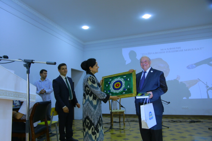 МАҲФИЛИ ПАЙРАВОНИ ПЕШВОИ МИЛЛАТ ДАР АРАФАИ РӮЗИ ПОЙТАХТ