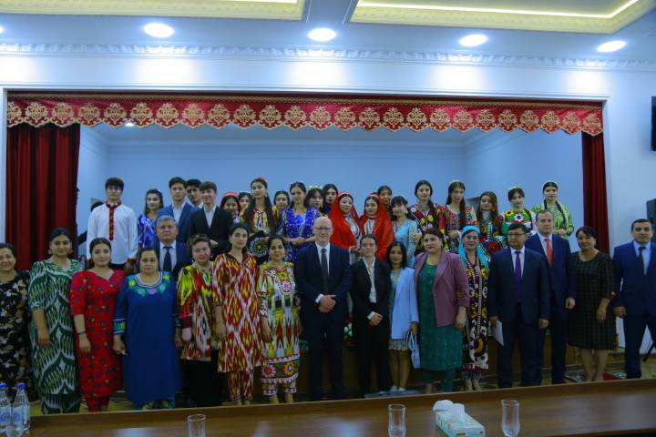 ТАҶЛИЛИ ПУРШУКӮҲИ РӮЗИ ПОЙТАХТ ДАР ДОНИШГОҲ