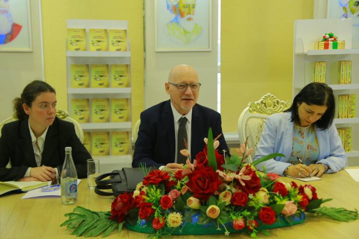 ТАШРИФИ НАМОЯНДАИ ИНСТИТУТИ ЗАБОНҲОИ ФАРОНСА БА ДОНИШГОҲ