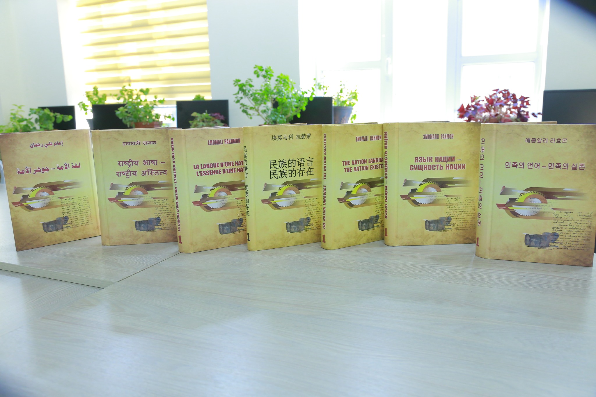 ШОҲАСАРИ ПЕШВОИ МИЛЛАТ БО ҲАФТ ЗАБОН ТАРҶУМА ШУД