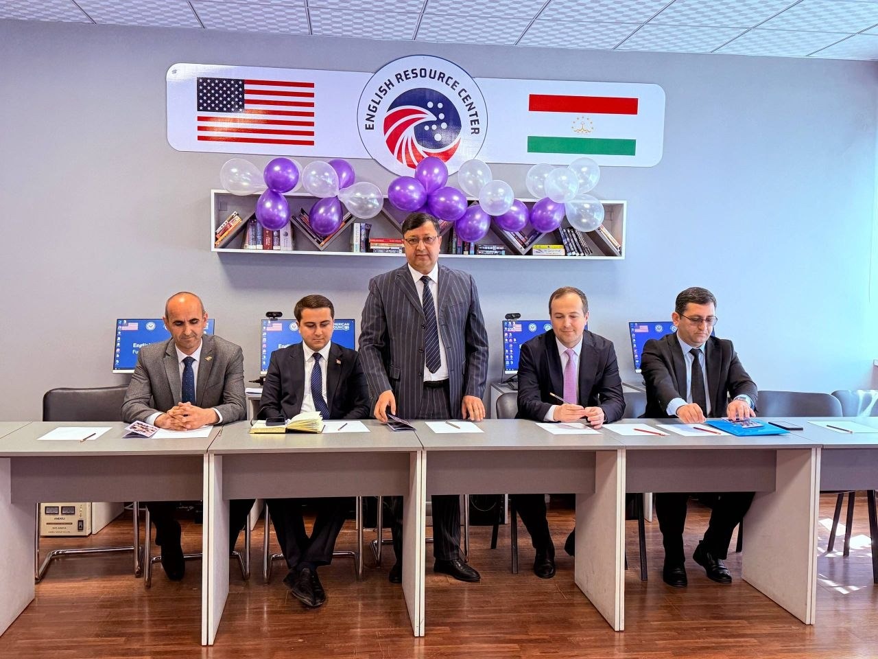 МАҲФИЛИ КИТОБХОНӢ ДАР БАЙНИ ОМӮЗГОРОН