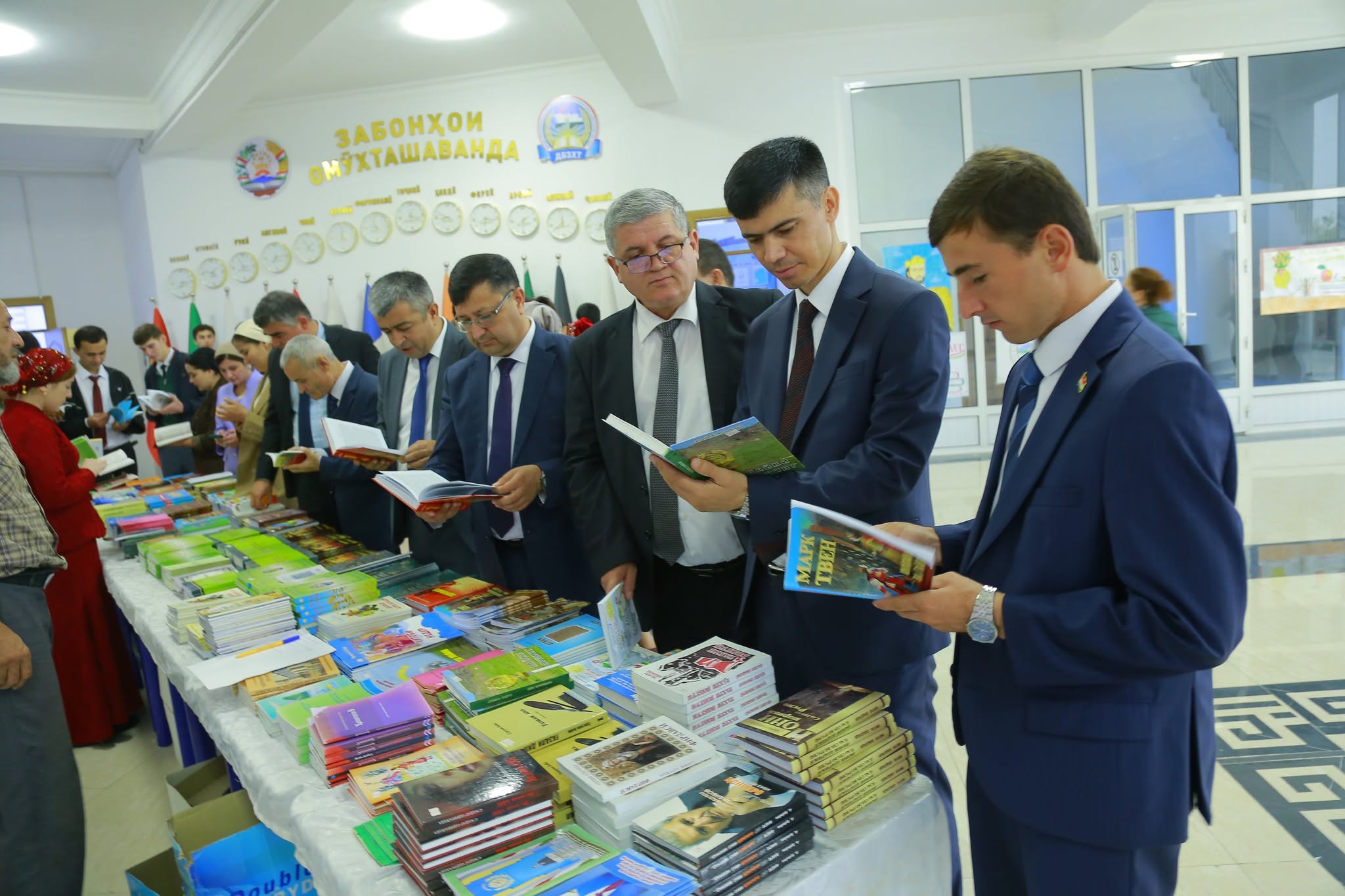 БАХШИДА БА РӮЗИ ЗАБОНИ ДАВЛАТӢ ДАР ДОНИШГОҲ НАМОИШИ КИТОБ БАРГУЗОР ГАРДИД