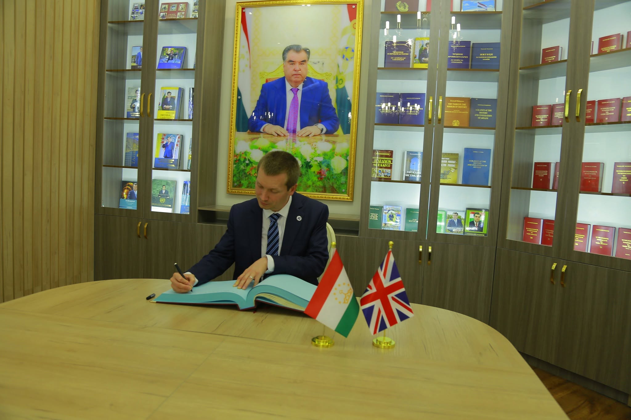 НАМОЯНДАИ ШУРОИ БРИТАНИЯ (BRITISH COUNCIL) БА ДОНИШГОҲ ТАШРИФ ОВАРД